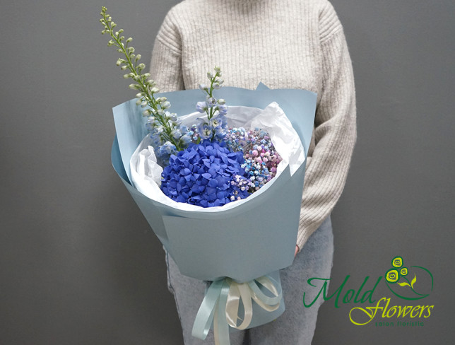 Buchet cu hortensie albastra si gypsophila color foto